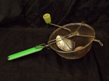 Sieve with apple sauce making attachment (applemoeszeef)