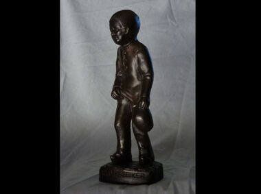 Kruikezeiker (Jug Pisser) Statue