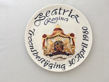Ceramic commemorative platter of ascenscion to throne of Queen Beatrix of the Netherlands, Post 1980