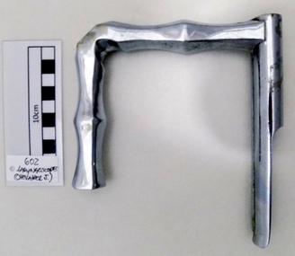 The horse-shoe shaped Chevalier Jackson laryngscope has a 10cm handle, with a longer blade.