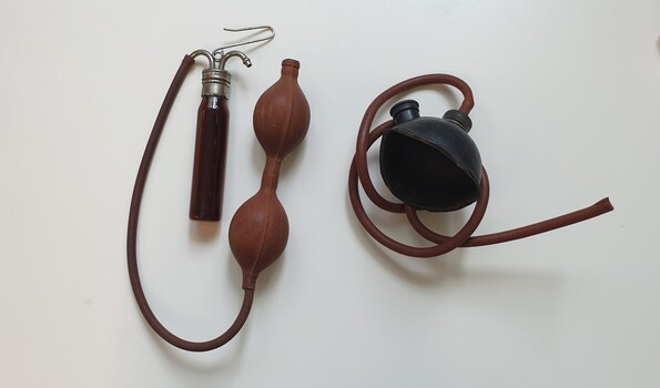 Junker's inhaler with mask and hand bellows.