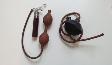 Junker's inhaler with mask and hand bellows.