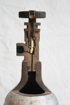 The sectioned outflow regulator valve of a gas cylinder