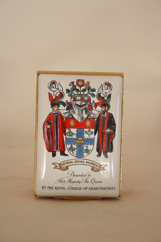 The outside of the snuff box featuring the Royal College of Anaesthetists' coat of arms enamelled on the lid.