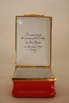 The inside of the snuff box, with a message to the Queen. 