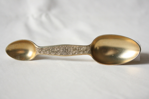 The obverse side of the medicine spoon.
