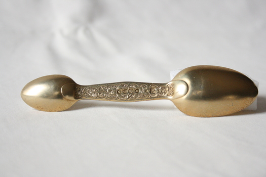 The reverse side of the medicine spoon.