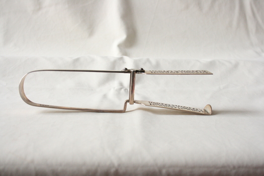 The asparagus tongs as seen from the side.