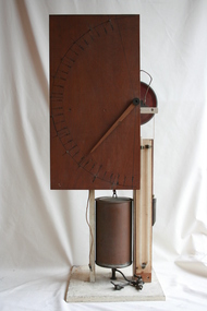 Geoffrey Kaye's spirometer as seen from the front.
