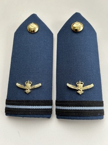 Uniform (Item) - 1 Pair Of RAAF Flying Officer Lieutenant Epaulettes With Brass Buttons And Crowned Eagle Insignia