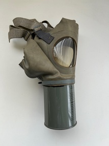 Equipment (Item) - Gas Mask U.S. Military Issue (Adult Medium)