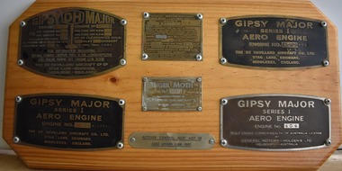 Plaque (item) - Wooden Plaque Featuring A Range Of Gipsy Major Manufacturers Name Plates