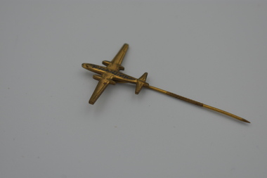 Souvenir (item) - Vintage Airline Pin Badge Inscribed With 'Friendship' On The Fuselage Body