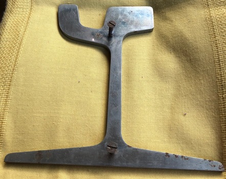 Image showing the fastening arrangement on the rear.