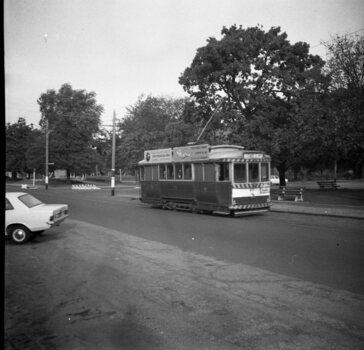 Tram 20 at the intersection of Sturt and Lyons Streets.