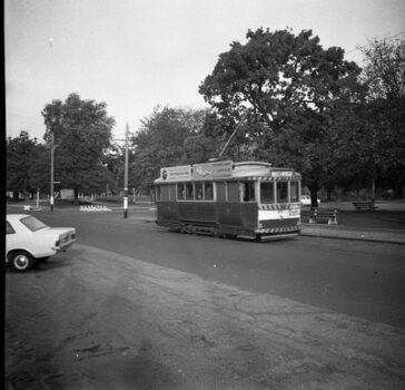 Tram 20 at the intersection of Sturt and Lyons Streets.