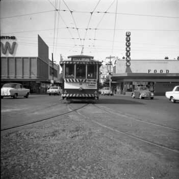 Tram 28 running from Bridge St into Sturt St.