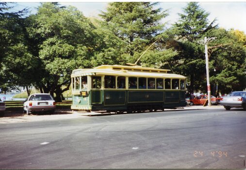 tram 18 in Wendouree Parade - 24-4-1994