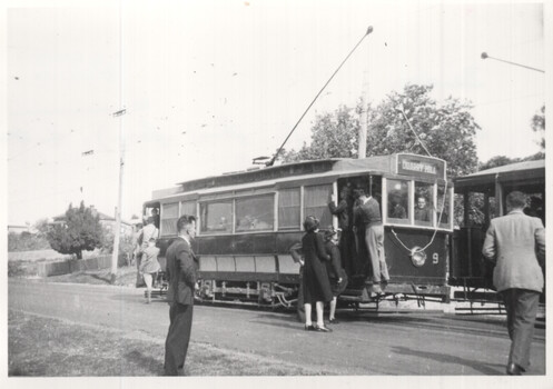 Photograph of Bendigo 9 and a cross bench car.
