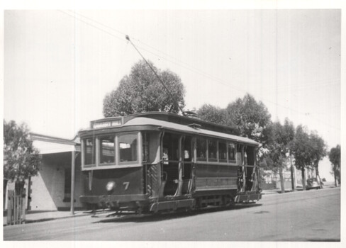 Tram 7 on a Quarry Hill service.