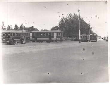 Bendigo Charing Cross and four trams