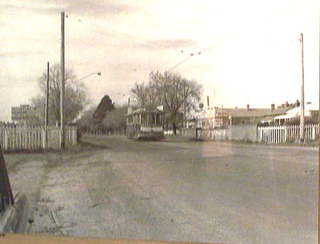 Ballarat tram 31, Victoria St, Buninyong Railway bridge.