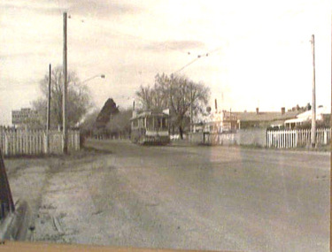 Ballarat tram 31, Victoria St, Buninyong Railway bridge.