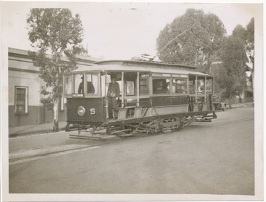 SECV /  ESCo tram No. 5 in Mitchell St Bendigo, Easter Saturday