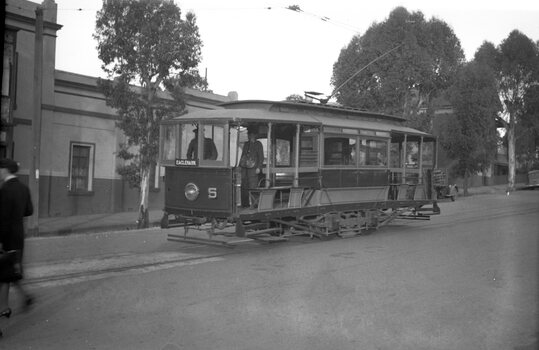 SECV /  ESCo tram No. 5 in Mitchell St Bendigo, Easter Saturday