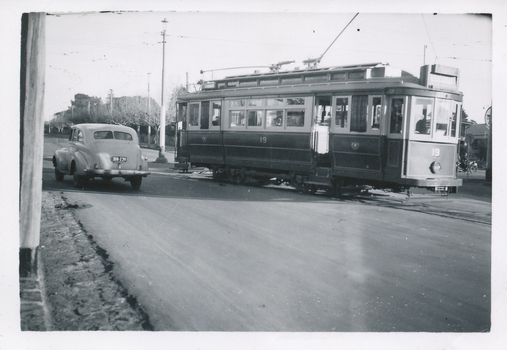 SECV Geelong No. 19 turning into Aberdeen St.
