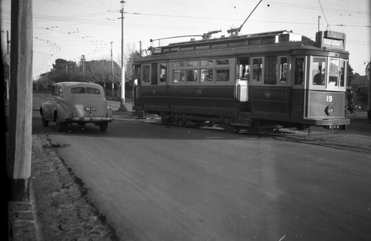 SECV Geelong No. 19 turning into Aberdeen St.