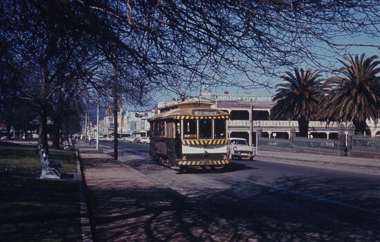 Ballarat 30 westbound in Sturt St, with the Golden City Hotel