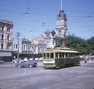 tram 30 crossing Lydiard St