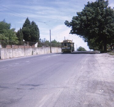  Tram No. 11 northbound in Lydiard St North, with the cutting concrete wall before Gregory St 