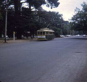 tram 18 arriving at Gardens Loop in Wendouree Parade.