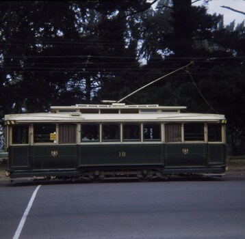 tram 18 arriving at Gardens Loop in Wendouree Parade.