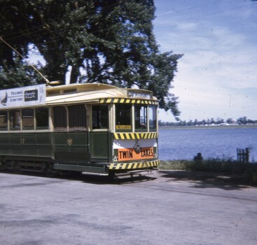 Tram 17 Wendouree Parade