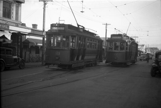 Geelong 21 and 22 crossing at the Albert St loop in Pakington St.