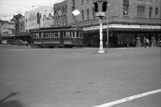 Geelong 18 turning from Ryrie into Malop Sts.