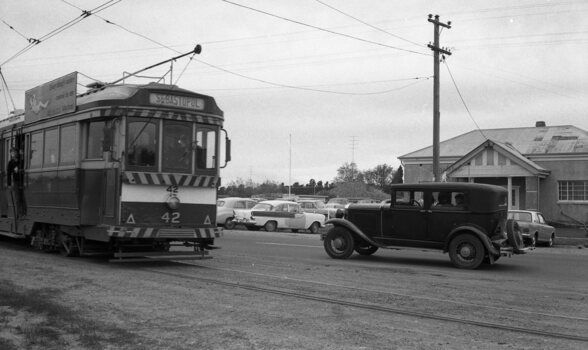 42 crosses Albert St, with vintage motor car