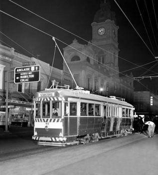 Tram 40 waiting in Sturt St - Greg Triplett