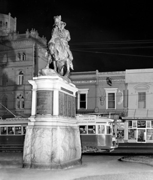 Tram waiting in Sturt St by Boer War Memorial - Greg Triplett