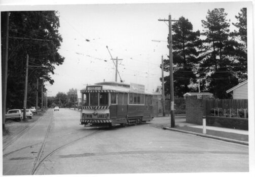 Tram 17 crossing Wendouree Parade