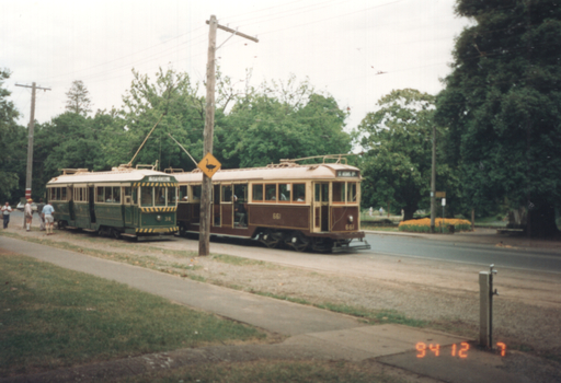 Trams 38 and 661 crossing at Gardens Loop