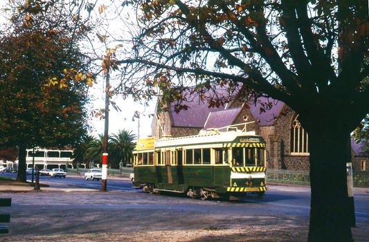 Tram 43 westbound in Sturt St at Lyons St