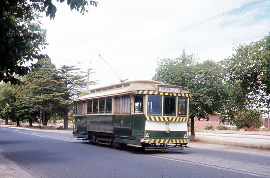Tram 32 leaving Victoria St terminus