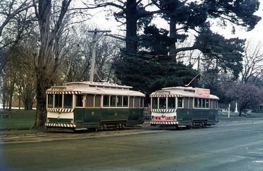 Trams 18 and 17 crossing at Gardens Loop