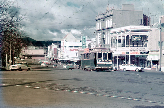 Tram 17 westbound in Sturt St at Lydiard St