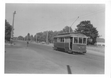 Tram No.25 travelling in bound on Victoria St.