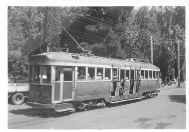 Tram No.22 travelling South on Wendouree Parade